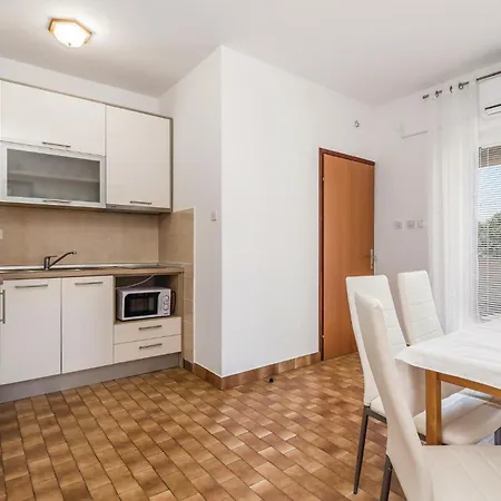 2 Bedroom Beautiful Apartment In Mandre *